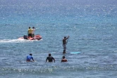 Mercredi 25 janvier 2012 - Malgré l'interdiction Sea Shepherd et les Frères de la Côte surfent à Roches Noires en début d'après-midi.