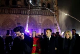 Emmanuel Macron et sa femme Brigitte devant le parvis de Notre-Dame lors de l'intervention des pompiers, le 16 avril 2019