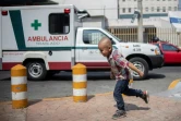 Le petit Hermes joue devant une ambulance de l'hôpital de Mexico