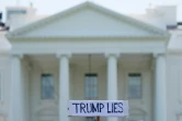 Un manifestant tient une pancarte "Trump ment" lors d'une manifestation devant la Maison-blanche, le 10 mai 2017 à Washington
