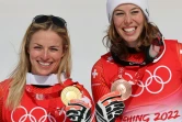 La joie des Suissesses Lara Gut (g) et Michelle Gisin, médaillées d'or et de bronze du super-G aux Jeux olympiques de Pékin, le 11 février 2022 sur la piste de Yanqing
