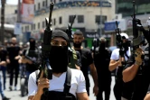 Des tireurs palestiniens assistent aux funérailles de Khaïri Chahine et Hamza Maqboul, tués par les forces israéliennes lors d'un raid militaire, à Naplouse, en Cisjordanie occupée, le 7 juillet 2023
