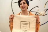 Amira Khader, directrice de la création de la marque "BabyFist", pose avec un sac de sa création dans la boutique de Ramallah, le 19 décembre 2018