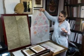 Brigitte Singh montre un motif d'impression de sa création inspiré par un dessin du 19e siècle pour papier peint, le 2 juin 2022 à Amber, dans l'Etat du Rajasthan, en Inde 