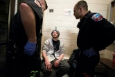 Cody, toxicomane de 31 ans, avec des pompiers du programme "Safe station" à Manchester (New Hampshire), le 28 mars 2018