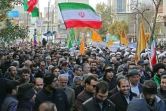 Des Iraniens brandissent le drapeau national en manifestant en soutien au gouvernement, à Ardébil (nord) le 20 novembre 2019