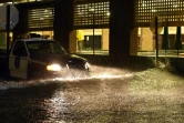 Une voiture de police tente de passer dans une rue inondée du centre de Charleston, en Caroline du Sud, le 3 octobre 2015
