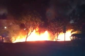 Le Port - Mercredi 22 février 2012 - Des émeutiers ont mis le feu à des voitures à l'intérieur de la concession Peugeot (Photo D.R)