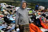 Magdalena Cerritos, 72 ans, ramasse des ordures dans la décharge municipale dans la périphérie de Tegucigalpa, le 24 novembre 2021