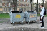 Un fragment de missile russe jeté dans une poubelle urbaine dans un quartier résidentiel de Kharkiv, le 15 avril 2022