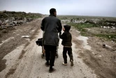 Samir Hamed, 39 ans et son fils de 12 ans, retournent à Mossoul, le 17 mars 2017