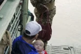 Photo fournie par la marine américaine montrant un soldat intervenant pour sauver un adulte et un enfant à Galveston au Texas après le passage de la tempête Harvey, le 31 août 2018 
