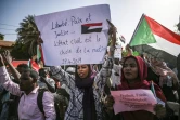 Des étudiants soudanais en langues étrangères brandissent des pancartes, à Khartoum le 29 avril 2019
