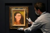 Un employé de Sotheby's ajuste un autoportrait de Frida Kahlo, "Diego y yo", le 5 novembre 2021, à New York