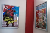 Des affiches de propagande à la gloire du régime rapportées de Pyongyang, la capitale nord-coréenne, ornent les murs