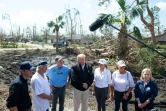 Le président Donald Trump (au centre) visite des lieux violemment touchés par l'ouragan Michael, en Floride, le 15 octobre 2018 