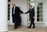 Le président américain Donald Trump (G) et le président français Emmanuel Macron (D) se tiennent la main à la Maison Blanche à Washington, le 24 avril 2018