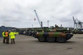 Des véhicules blindés de la force de réaction rapide de l'OTAN arrivent à Borg Havn à Fredrikstad, en Norvège, le 10 mars 2022