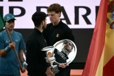 L'Espagnol Carlos Alcaraz et l'Italien Jannik Sinner discutent sur le podium à l'issue de la finale du Masters 1000 de Rome, le 18 mai 2025