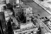 Photo prise d'un hélicoptère en avril 1986, quelques jours après la catastrophe nucléaire, montrant le réacteur numéro 4 de la centrale de Tchernobyl qui a explosé, répandant de la radioactivité sur une large part du continent européen