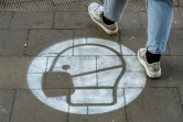 Un marquage au sol sur un trottoire appelle au port du masque à Berlin le 10 mars 2021
