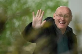 Le président de la FFR, Bernard Laporte, salue les photographes avant une séance d'entraînement à Marcoussis, au sud de Paris, le 23 février 2022