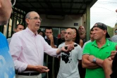 Le maire de Sisco Ange-Pierre Vivoni (g) s'adresse à des manifestants devant le commissariat de Borgo, en Corse, le 17 août 2016