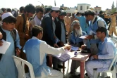 Des Afghans attendent pour voter lors des législatives, le 20 octobre 2018 à Khost