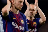 Ivan Rakitic (g) et son coéquipier espagnol Andres Iniesta sous le maillot du FC Barcelone à la fin d'un match de championnat contre le Real Madrid, le 6 mai 2018 à Barcelone 