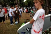 Jeudi 26 juillet 2012 - Les surfeurs devant la préfecture
