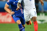 L'atttaquant Johann Berg Gudmundsson (g) à la lutte avec le défenseur anglais Danny Rose lors de l'Euro à l'Allianz Riviera, le 27 juin 2016