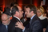 Le président français François Hollande (g) et le candidat du mouvement En Marche! à la présidentielle, Emmanuel Macron, se saluent au dîner annuel du Crif, à Paris le 22 février 2017