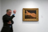 Le curateur Lukas Gloor devant le "Nu couché" d'Amedeo Modigliani, tableau qui figure parmi les oeuvres de la collection Bührle présentées pour la première fois à Lausanne, à la Fondation de l'Hermitage 