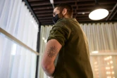 Josh Sakhai, l&#039;un des co-fondateurs d&#039;Ephemeral, montre l&#039;un des tatouages &eacute;ph&eacute;m&egrave;res qu&#039;il s&#039;est fait faire sur lui-m&ecirc;me, le 21 avril 2021 