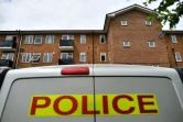 Un véhicule de la police devant le lieu le 21 juin 2020 où la veille a eu lieu une attaque au couteau, à Reading (ouest de Londres)