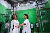 La réalisatrice Christina Kyi (d) et l'actrice Paing Phyo Thu lors du tournage d'un film à Rangoun, le 4 avril 2019  en Birmanie