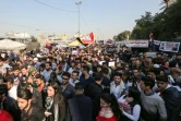 Des Irakiens scandent des slogans lors d'une manifestation anti-gouvernementale sur la place Tahrir à Bagdad, le 22 décembre 2019
