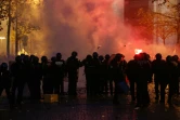 "Gilets jaunes" et policiers se font face près de l'Arc de Triomphe à Paris le 1er décembre 2018