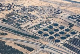 Vue aérienne d'une usine de traitement des eaux dans la banlieue nord du Caire, le 28 mai 2021 
