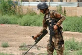 Un Irakien membre des services du contre-espionnage utilise un détecteur de métaux lors d'une séance d'entrainement avec des soldats français, le 12 avril 2016 à Bagdad