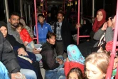 Des familles syriennes des quartiers est d'Alep sont évacuées en bus vers un quartier sous contrôle des forces kurdes, le 27 novembre 2016