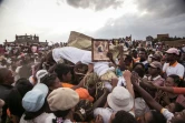 Cérémonie du "famadihana", ou du "retournement des morts", pièce essentielle du culte des ancêtres dans le village d'Ambohijafy, à Madagascar, le 23 septembre 2017