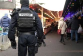 Un policier patrouille dans les allées du marché de Noël de Strasbourg, le 20 décembre 2016