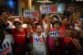 Des partisans du Pheu Thai réagissent aux premiers résultats des législatives, le 24 mars 2019 à Bangkok, en Thaïlande
