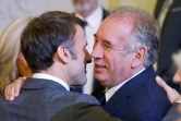 Le président français Emmanuel Macron (g) discute avec le maire de Pau et patron du MoDem François Bayrou au palais de l'Elysée, à Paris, le 22 novembre 2023