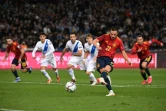 L'attaquant espagnol Pablo Sarabia marque sur pénalty, l'unique but de la victoire face à la Grèce, lors des éliminatoires de la Coupe du monde 2022 au Qatar, le 11 novembre 2021 à Athènes
