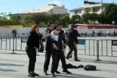 Une photo fournie par le quotidien turc Cumhuriyet, montrant Dilek Dündar, femme du journaliste Can Dündar, retenant un homme, alors qu'un autre homme protège le journaliste à l'arrière-plan, à Istanbul, le 6 mai 2016