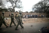Des membres des forces de police kényane patrouillent dans le bidonville de Mathare à Nairobi, le 9 août 2017, durant des manifestations contre les résultats de l'élection présidentielle.
