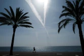 Un passant marche sur la Promenade des Anglais, vide de monde, lors du deuxième week-end de confinement à Nice, dans le sud-est de la France
