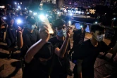Des milliers de manifestants pro-démocratie unis dans une chaîne humaine brandissent leurs téléphones portables allumés à Hong Kong, le 23 août 2019
